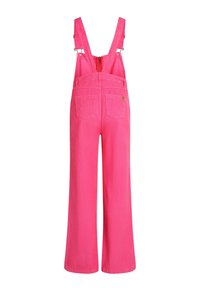Lyse rosa denim overaller med vid ben, justerbare skulderstropper, glidelås bak og to baklommer, vist fra bak.
