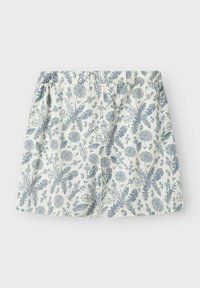Shorts à motifs floraux en tissu doux, présentant un fond blanc avec des designs botaniques bleus et une taille élastique.