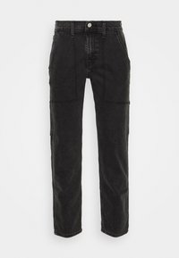 Pantalones cargo de denim negro con bolsillos frontales, corte recto y cierre de botones clásico. La tela tiene un acabado ligeramente texturizado.