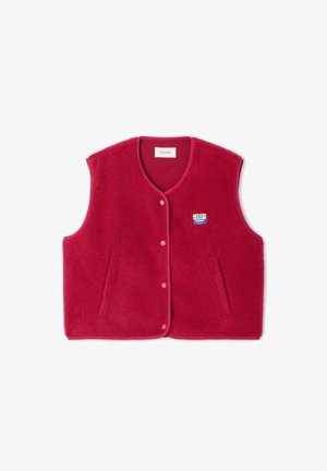 Rode fleece vest met een ronde halslijn, voorste drukknoopsluiting en twee zijzakken. Inclusief een klein blauw-wit logo patch.