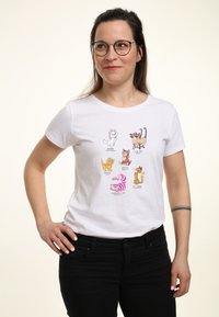 Biała bawełniana koszulka z krótkim rękawem, z okrągłym dekoltem, z kolorowymi rysunkowymi kotami nadrukowanymi z przodu, w tym ich imionami.