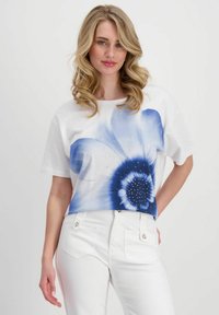 Weißes Kurzarm-T-Shirt mit einem großen blauen Blumendesign und glitzernden Akzenten. Das Shirt hat eine lockere Passform und einen runden Halsausschnitt.