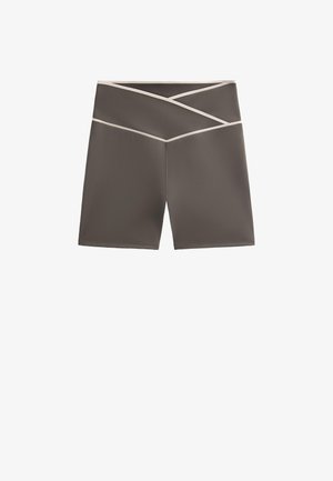 Donkergrijze sportshorts met een gladde textuur, voorzien van een uniek kruiselings ontwerp met contrasterende lichte biezen langs de taille.