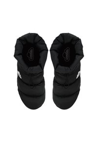 Botas puffer negras con forma redondeada, que cuentan con un ajuste de cordón en la parte superior, una textura suave y un logotipo prominente en el lateral.