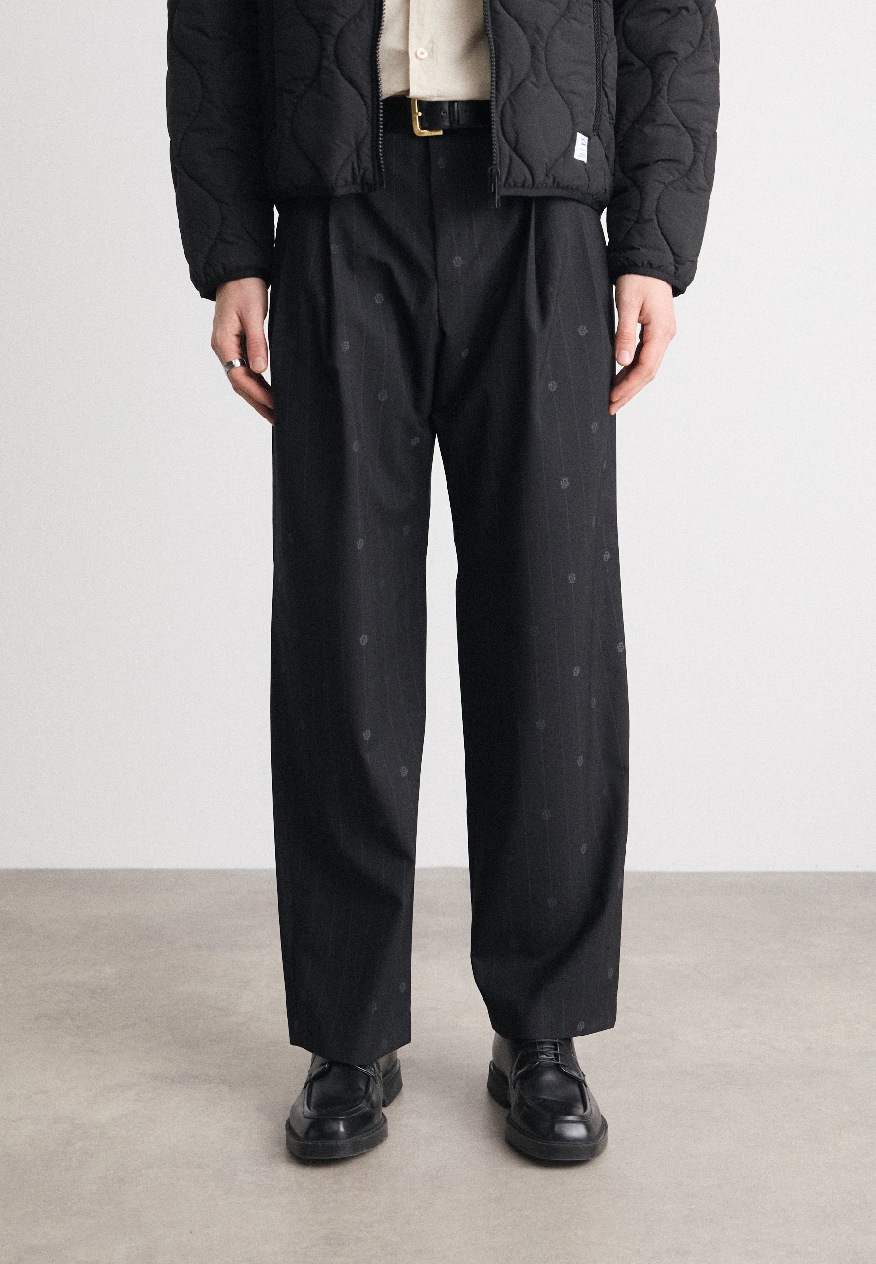 Buy Men's G-star Pleated Tech Chino Relaxed D25233-D517-6484 in Dk Black at 0€ from