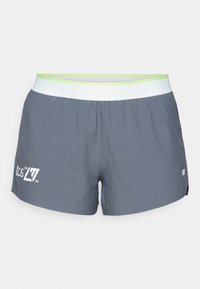 Grå sportslige shorts med perforert tekstur, hvit og neongrønn elastisk midje, med en logo og dato trykket på siden.