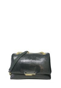 Borsa a tracolla in pelle nera texture con design pieghevole, accessori in oro e tracolla a catena. Presenta una piastra con il logo del brand sul davanti.