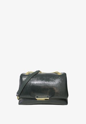 Borsa a tracolla in pelle nera texture con design pieghevole, accessori in oro e tracolla a catena. Presenta una piastra con il logo del brand sul davanti.