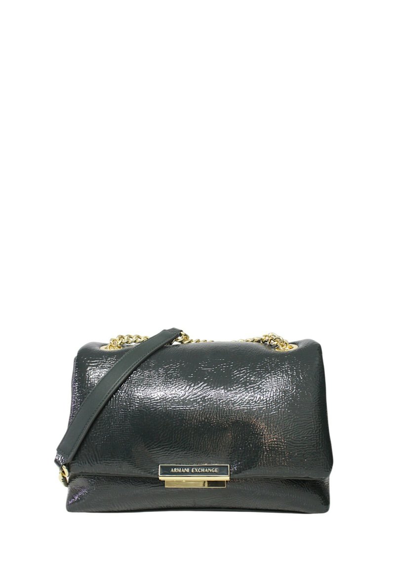 Borsa a tracolla in pelle nera texture con design pieghevole, accessori in oro e tracolla a catena. Presenta una piastra con il logo del brand sul davanti.