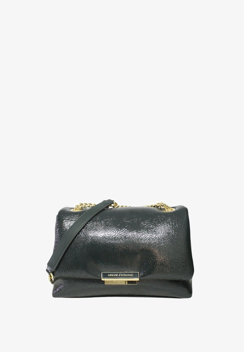 Borsa a tracolla in pelle nera texture con design pieghevole, accessori in oro e tracolla a catena. Presenta una piastra con il logo del brand sul davanti.