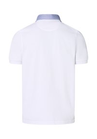 Weißes Poloshirt mit einem blau-weiß gestreiften Kragen. Kurze Ärmel und eine glatte Textur. Klassische Passform mit einer sauberen Rückenansicht.