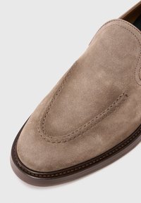 BOSS CASSIAN - Chaussons - beige/khaki