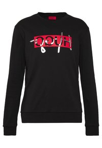 Sudadera negra con un gráfico rectangular audaz en color rojo y letras plateadas, de manga larga, con puños acanalados y cuello redondo.