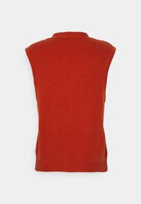 Czerwony żebrowany bezrękawnik z wysokim dekoltem, bocznymi rozcięciami i teksturowanym wykończeniem; jednolity kolor bez wzorów czy akcentów.