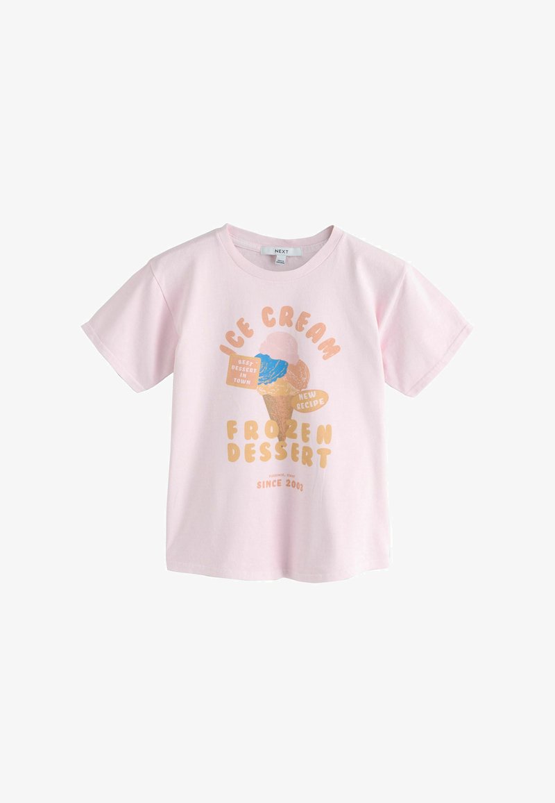 T-shirt rose clair à manches courtes avec un graphisme de cône de glace et le texte "Glace Dessert surgelé" et "Meilleur dessert de la ville."