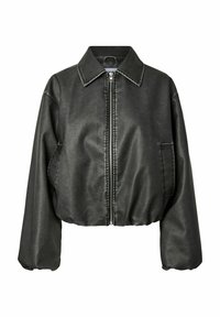 Veste courte en similicuir noir avec fermeture éclair à l'avant, large col, manches longues bouffantes et poches latérales, présentée sur fond blanc.