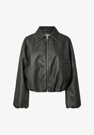 Čierna krátka bunda z umelej kože so zadným zipsom, širokým golierom, dlhými balónovými rukávmi a bočnými vreckami, zobrazená na bielom pozadí.