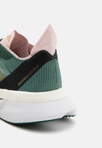 adidas Performance ADIZERO BOSTON 12 - Tenisice za cestovno trčanje - collegiate green/matte gold/sandy pink