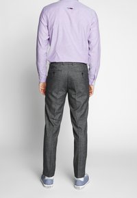Isaac Dewhirst Tygbyxor - grey