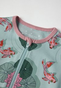 Lys blå badedragt med korte ærmer og en pink lynlås, prydet med røde og orange koi-fisk samt grønne liljepuder i et blomster mønster.
