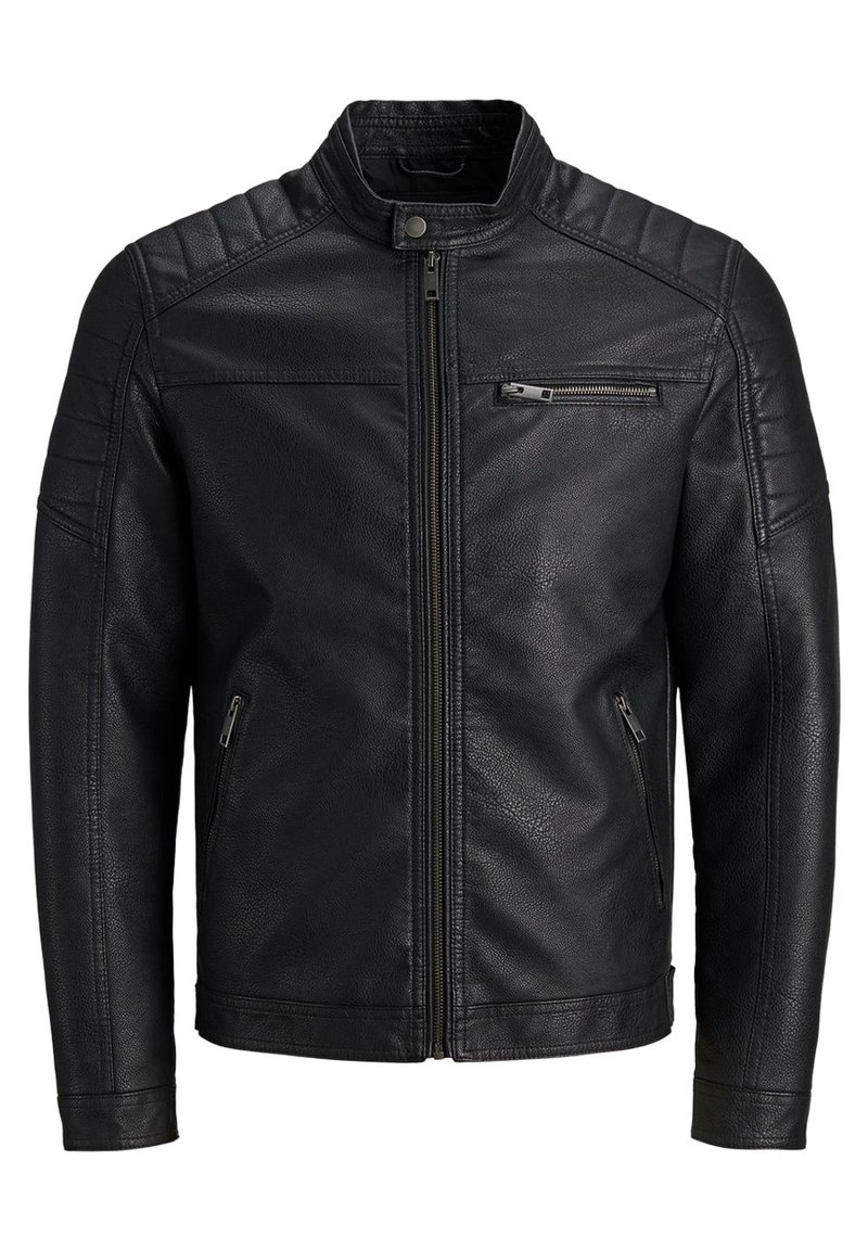 Černá kožená bunda se zipem vpředu, stojáčkovým límcem a prošívanými detaily na ramenou. Má zipovou kapsu na levé straně hrudi a dvě boční kapsy.