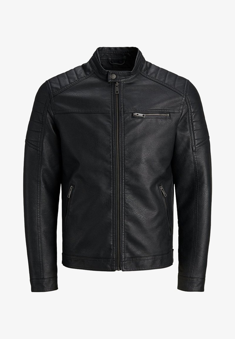 Černá kožená bunda se zipem vpředu, stojáčkovým límcem a prošívanými detaily na ramenou. Má zipovou kapsu na levé straně hrudi a dvě boční kapsy.