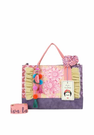 Sac à main rectangulaire coloré avec imprimés floraux, porte-clés pompon, chouchou rose sur la poignée et bandoulière amovible avec texte "viva la".