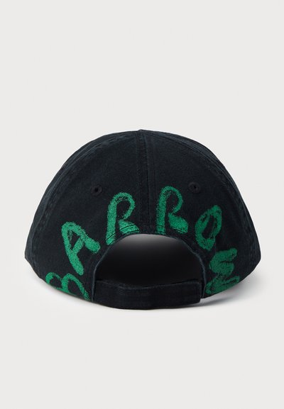 Cappello nero con testo verde scritto a mano sul retro. Materiale in cotone con visiera curva e cinturino regolabile per la vestibilità.