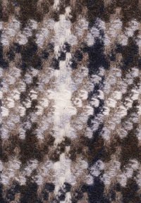 Gemusterter Wollstoff in einer Mischung aus Braun, Creme und Marineblau; hat eine weiche Textur mit einem flauschigen, schichtigen Erscheinungsbild.