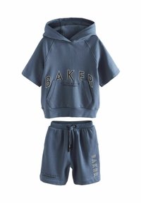 Modrá bavlněná mikina s krátkým rukávem a přední kapsou, s výrazným nápisem "BAKER". Odpovídající modré šortky s elastickým pasem a detailem loga.
