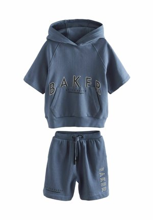 Blå bomulds hoodie med korte ærmer og frontlomme, med "BAKER" i fede bogstaver. Matchende blå shorts med elastisk talje og logodetalje.