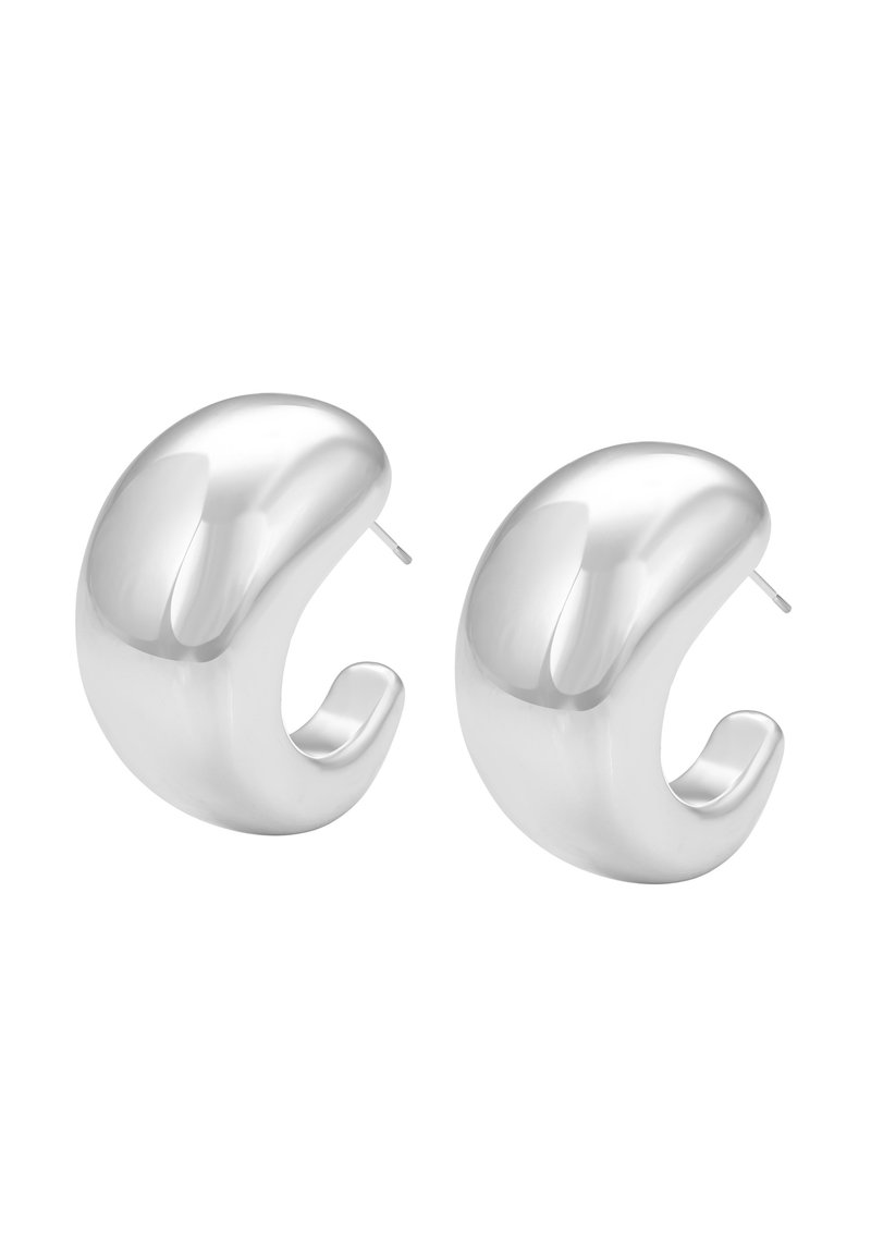 Pár lesklých strieborných chunky náušníc v tvare hladkého, zakriveného polmesiaca s uzáverom na náušnice.
