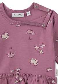 Lila Baumwollkleid mit Wolken- und Regenschirmmustern, Druckknopfverschluss an der Schulter und gerafftem Saum für zusätzliche Details.