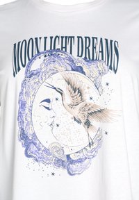 Weißes T-Shirt mit einem Design, das "MONDLICHT TRÄUME", einen Halbmond, ein Gesicht und einen Vogel in Blau- und Beigetönen mit Sternelementen zeigt.