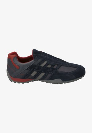 Chaussure de sport pour homme en bleu marine et rouge, avec une tige en daim et synthétique, une semelle grise texturée et un design multi-couches distinctif.