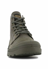 Bottines en toile verte avec une semelle en caoutchouc, bout rond et conception à lacets. Présente des œillets dorés et des coutures contrastantes.