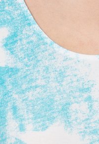 Un primer plano de una tela texturizada de color azul claro con un patrón de degradado, que presenta un escote redondo y un acabado suave.