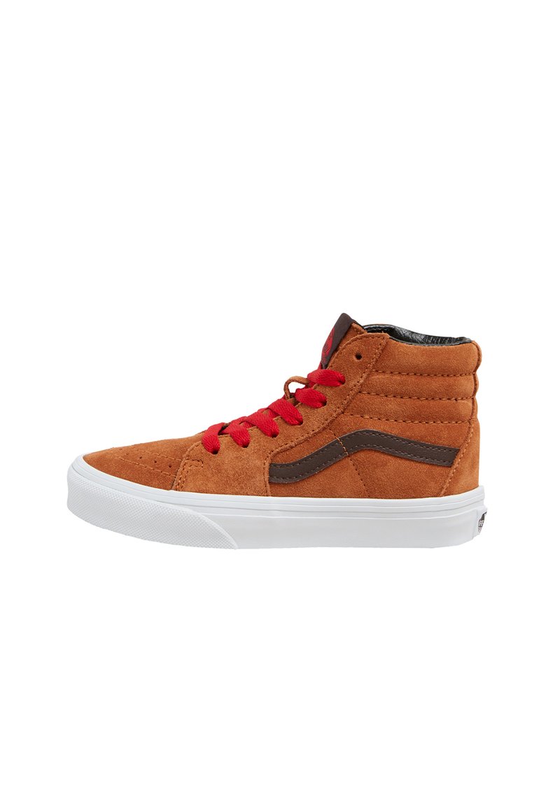 Bottines en suede marron avec semelle en caoutchouc blanche, lacets rouges contrastants et détail de rayure latérale marron foncé. Bout texturé et col rembourré.