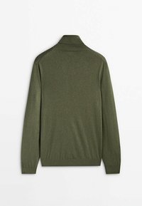 Groene gebreide trui, lange mouwen, subtiele textuur, kraaghalslijn, ribgebreide manchetten en zoom, geen patronen of hardwaredetails zichtbaar.