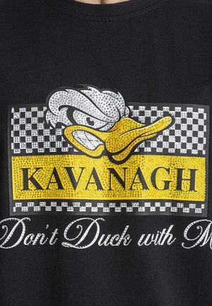 Nahnevaná kreslená hlava kačice nad žltým textom "KAVANAGH" s čierno-bielym šachovnicovým vzorom a sloganom "Nezahrávaj sa so mnou".