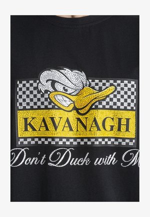 Testa di anatra cartoon arrabbiata sopra il testo giallo "KAVANAGH" con motivo a scacchi nero e bianco e slogan "Non fare il furbo con me".