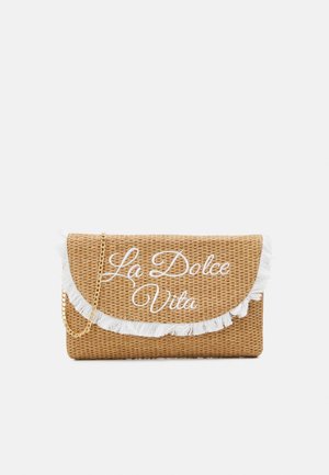 Geweven tan clutch met witte franjerand, gouden kettingriem en "La Dolce Vita" in witte cursieve letters geborduurd op de klep.