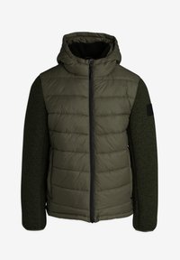 Gevoerde capuchonjas met een tweekleurig ontwerp; groene body met een gewatteerde textuur, donkergroene mouwen en een voorkant met ritssluiting.