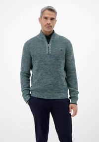 Grüner Pullover mit Struktur, hohem Kragen, Viertel-Reißverschluss und gerippten Bündchen. Verfügt über ein dezentes Muster und ein kleines Logo auf der Brust.