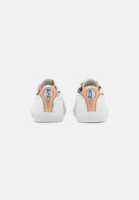Sneaker bianche con tomaia in pelle liscia, presentano dettagli in metallo rosa sul tallone, logo blu e suola in gomma bianca testurizzata.