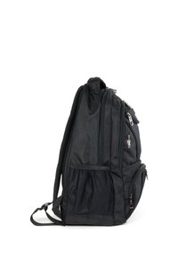 Zwarte rugzak van nylon materiaal, met meerdere ritscompartimenten, een zijvak van gaas, gevoerde schouderbanden en een bovenhandgreep.