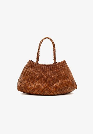 Gevlochten leren totebag in medium bruin, met twee gevlochten handvaten, een afgeronde vorm en een gestructureerd patroon. Ideaal voor dagelijks gebruik.