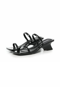 I sandali con tacco a wedge neri presentano quattro sottili cinghie sulla parte superiore e una soletta testurizzata. Il tacco a wedge ha un design angolare, che conferisce un aspetto moderno.