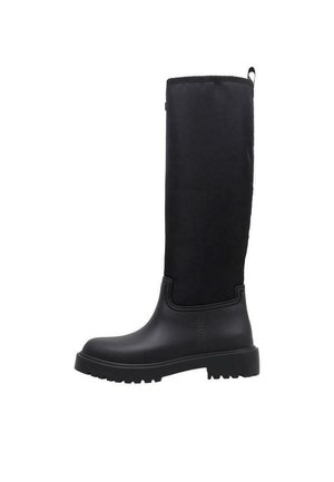 Bota alta negra de goma y tela con suela de tacos y lengüeta en la parte trasera, diseñada para uso en exteriores o en clima húmedo.