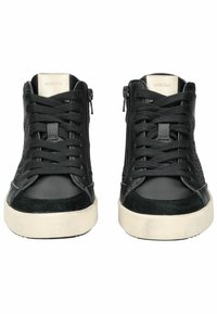 Černé vysoké tenisky z kůže a semiše, s šněrováním vpředu, bočními zipy a kontrastní krémovou podrážkou.